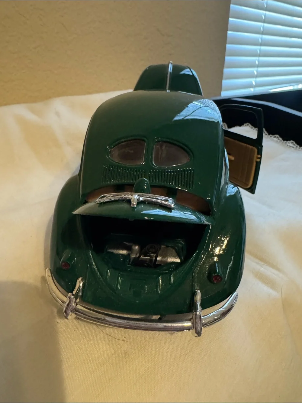 Classic Maisto 1:18 1951 Die-Cast Vintage Beetle Toy Car. Vintage Collectible